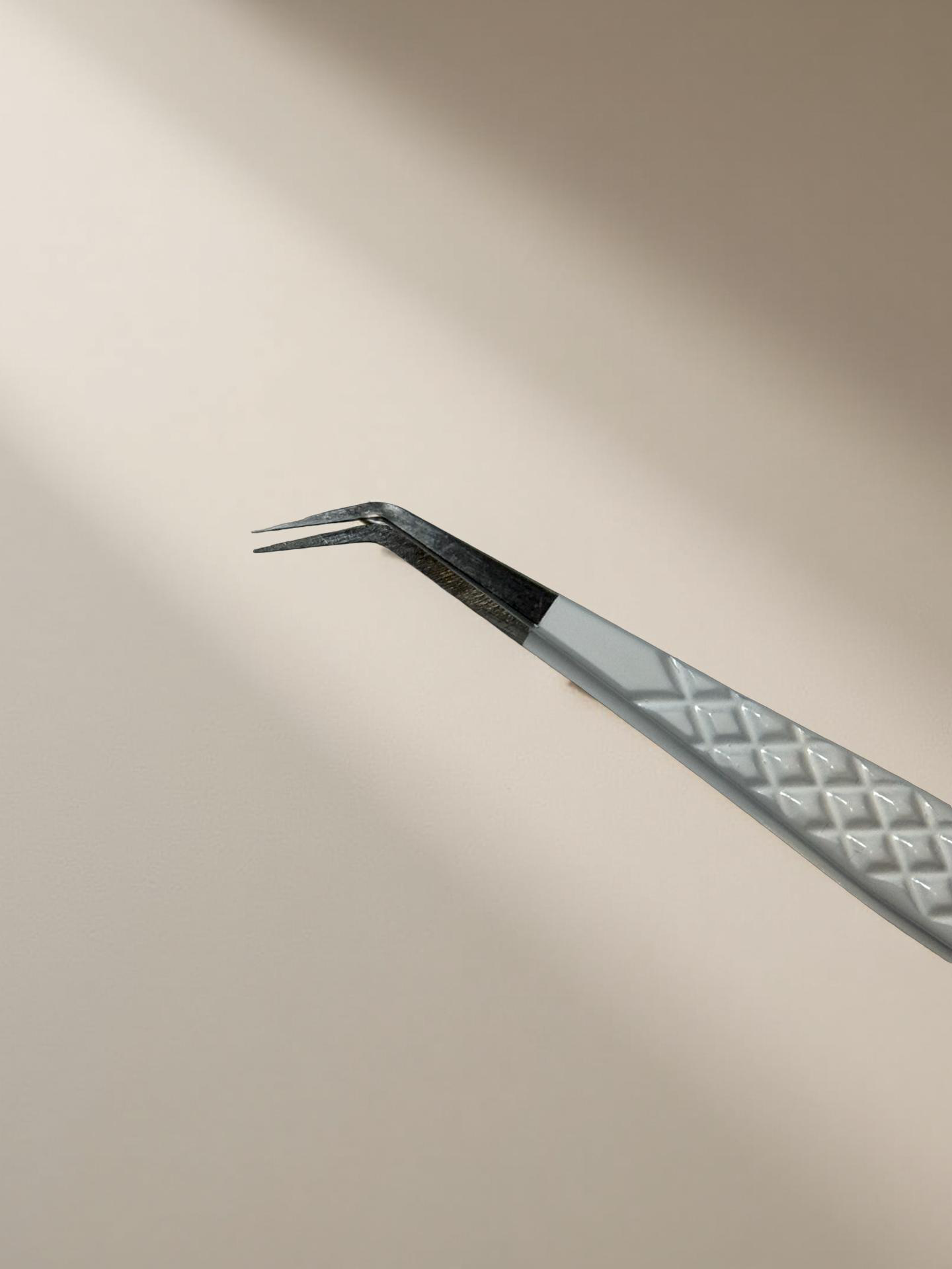 Confident Tweezer